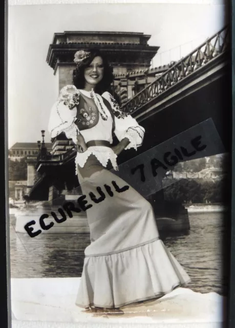 1975 PHOTO Young Women Model FASHION Hungarian Pont de Paris X153