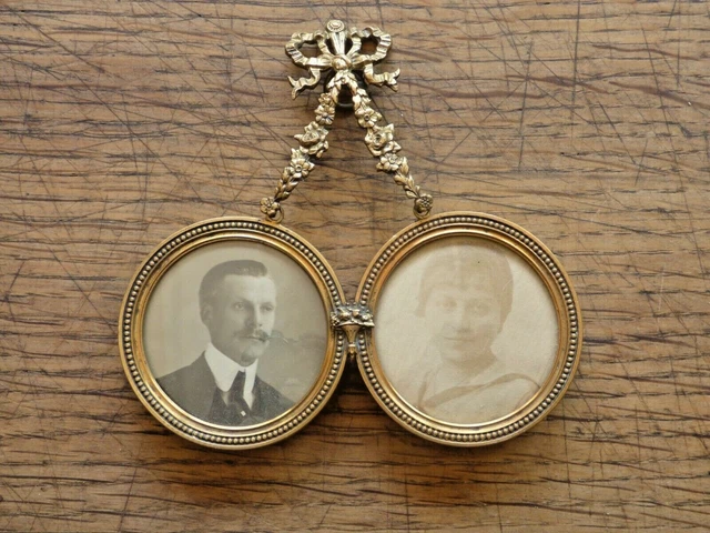 Cadre Photo Double Style Louis XVI à Suspendre En Résine Marron - 15x12.5 Cm, Période XIXe, Excellent état