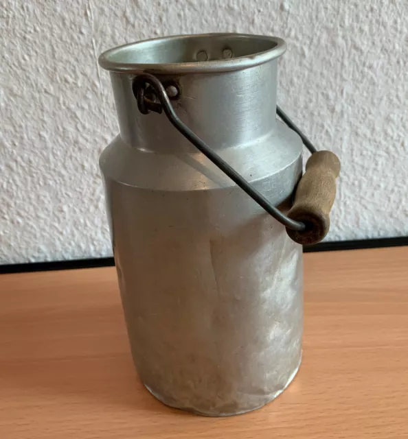 MILCHKANNE 1,5 LITER AUS ALUMINIUM MIT HOLZGRIFF, sehr Alt und gebraucht