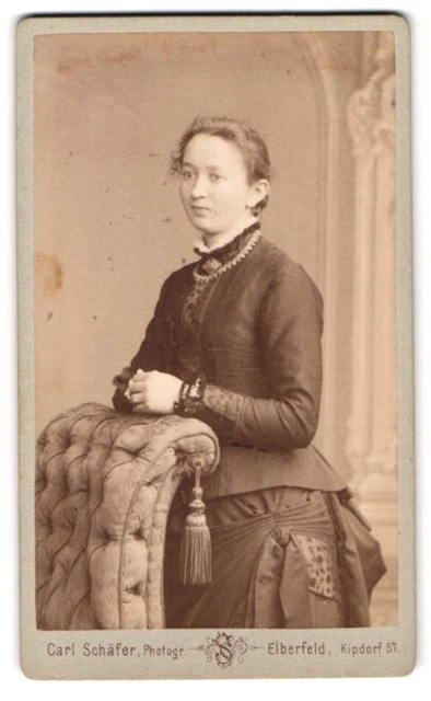 Fotografie Carl Schäfer, Elberfeld, Kipdorf 57, Dame mit Schmuck an Sessel lehn