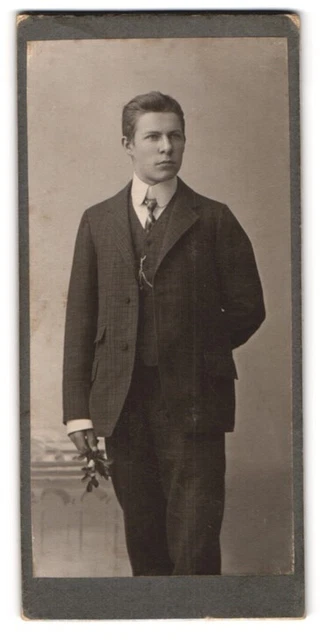 Fotografie Fra. Breunig, Miltenberg, Junger Herr im Anzug mit Krawatte
