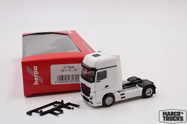 herpa Modellino di camion Mercedes-Benz Actros Gigaspace `18 trattore con protezione e staffa per lampada, fedele all'originale in scala 1:87, modello camion per Diorama, modellismo da collezione