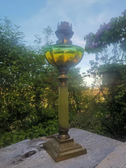 Ancienne lampe à pétrole avec réservoir ouraline