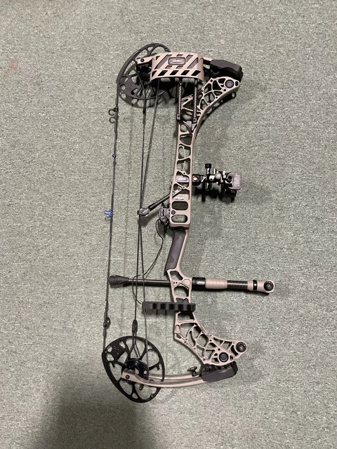 Mathews V3X 29 Granite Package. Sight, Rest, Stabilizer, Quiver.