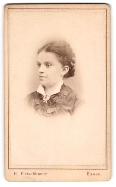 Fotografie H. Fleischhauer, Essen, Linden-Allee 43, Junge Dame mit Flechtfrisur