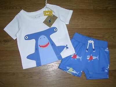 BNWT Joules Ragazzi Pantaloncini Blu APPLIQUE T-shirt squalo Set Outfit Età neonato NUOVO