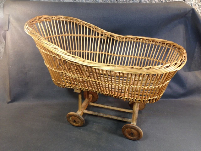 Ancien Landau De Poupée En Osier – Jouet Vintage Sur Roulettes En Bois