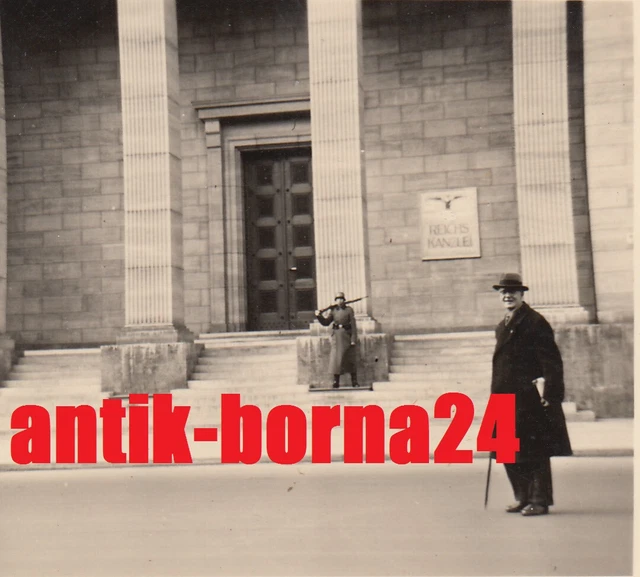 Foto WH Soldat 3. Gebirgs-Division Berlin Reichskanzlei Gebäude Geb.Jg. *194