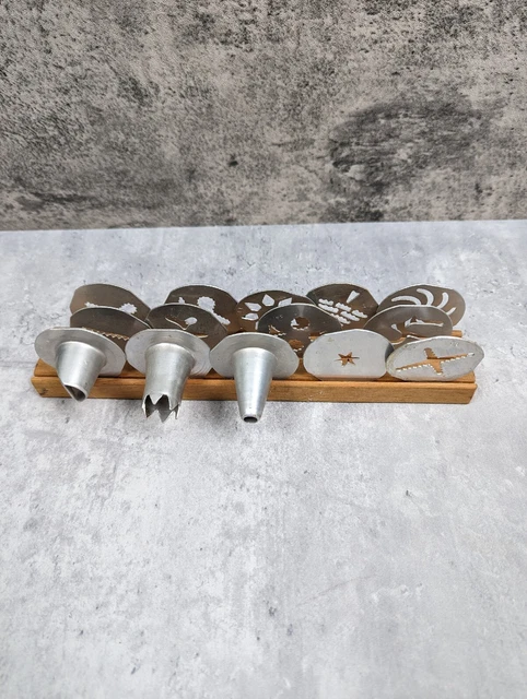 Lote de 14 discos y picos vintage para prensa de galletas de aluminio MIRRO y soporte