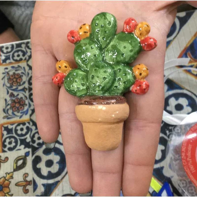 Magnete Calamita vasetto con pala ficodindia in ceramica siciliana interamente r