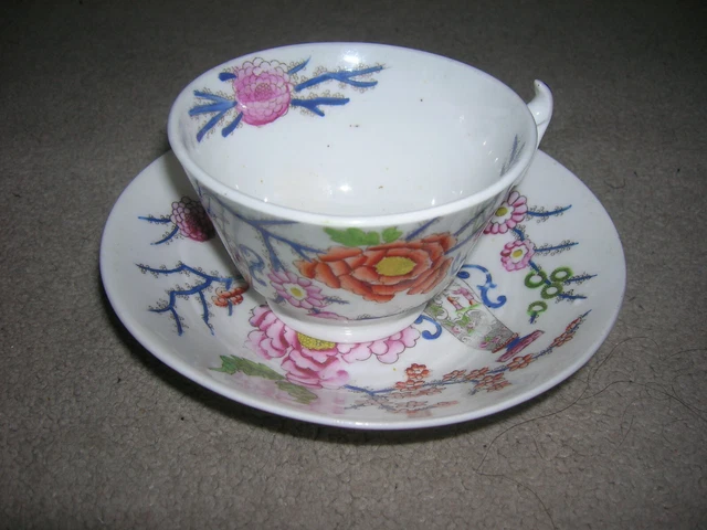 tasse et sous tasse decors vase chinois et chrysanthemes en porcelaine ancienne