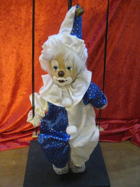 Poupée de clown sur une balançoire vintage, ancien clown en porcelaine années 80, clown sur sa balançoire, poupée clown, ancien clown jaune - France