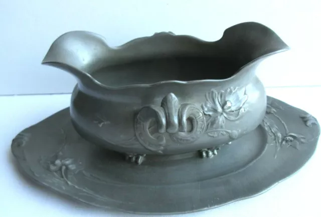 Saucière Art Nouveau en étain sur son dormant, style Louis XV, signée KAYSERZINN