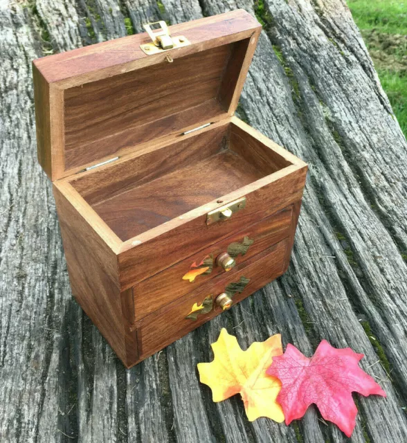 Petite boîte à bijoux dauphins en bois avec tiroirs & détail en laiton