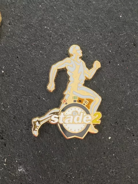 Rare Pin’s Stade 2 Arthus Bertrand Antenne 2/ FR3 France 3 Tennis  Foot Rugby