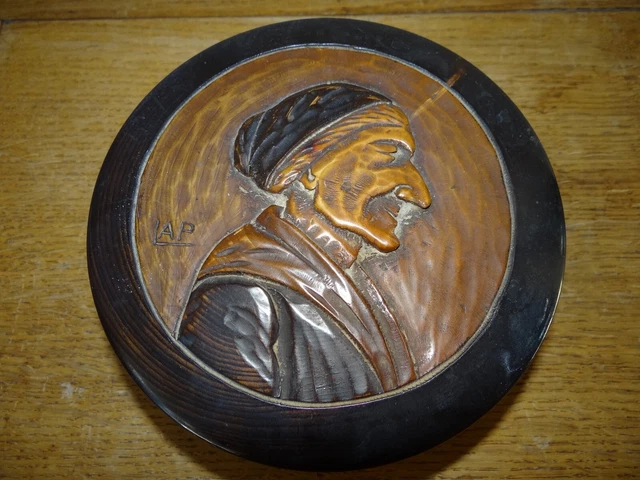 Belle Boite Ronde en Bois à Décor Sculpté Basque de Amatxi  signée LAP vers 1930