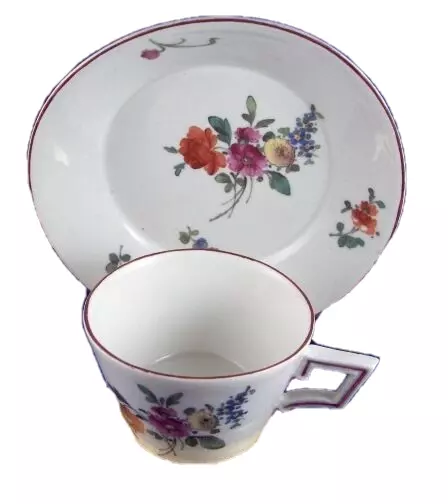 Taza y platillo de porcelana antigua escena floral de Ludwigsburg siglo XVIII
