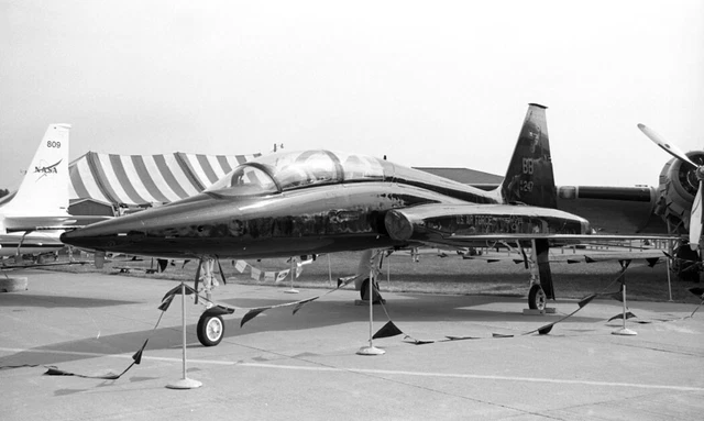 9th RW, T-38A Talon, 64-13247 'BB' at OSHKOSH, 1 Aug 2003 - B&W Neg_6079