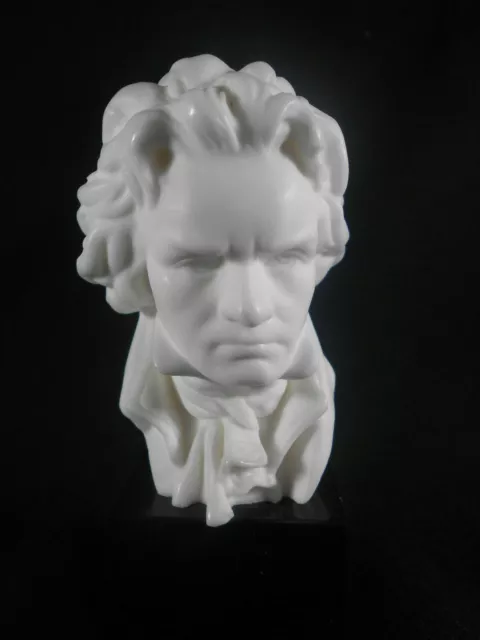 Buste De Ludwig Van Beethoven Sur Socle En Ceramique Blanche ? .