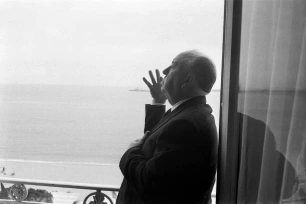 ALFRED HITCHCOCK AT an interview for his film 'The Birds' in his h- Old