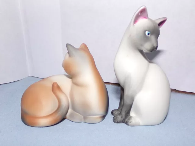 Vintage Lot of 2 Avon Porcelain Cat Figurines Siamese & Calico 1984 VGC 2
