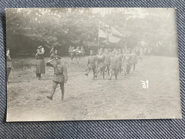 FREIKORPS FOTO PARADE Marinebrigade Ehrhardt Fahne Reichskriegsflagge