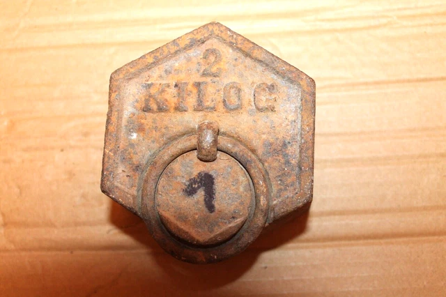 SÉRIE DE 6 poids hexagonaux anciens en fonte pour balance EUR 20,00 - FR SÉRIE DE 6 poids hexagonaux anciens en fonte pour balance EUR 20,00 - FR
