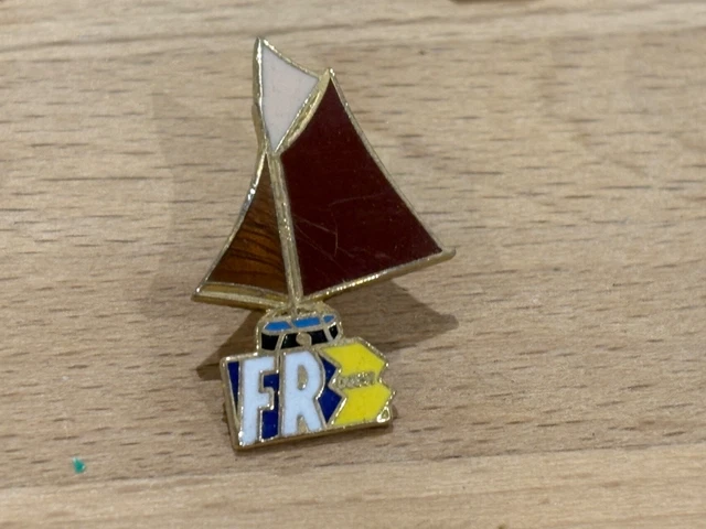 pin's média / Badge magazine des jeunes (doré) longueur: 2,8 cm