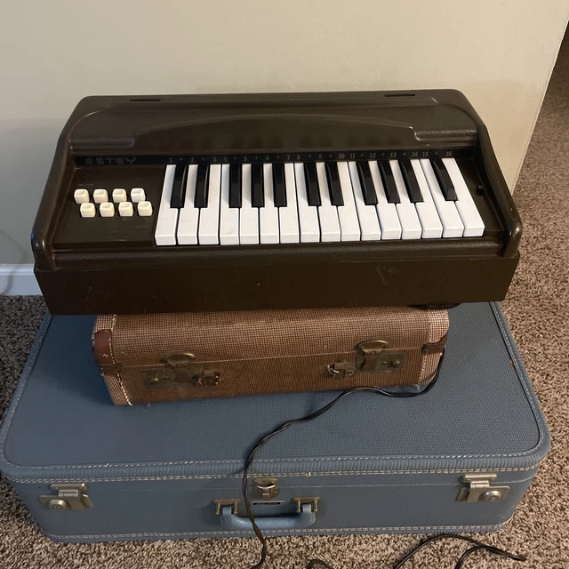 Vtg  Organ Made by Estey Organ Corp. model 1025 Does Work