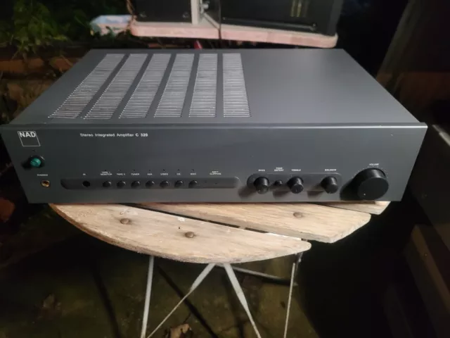 Amplificateur stéréo intégré NAD C 320 .