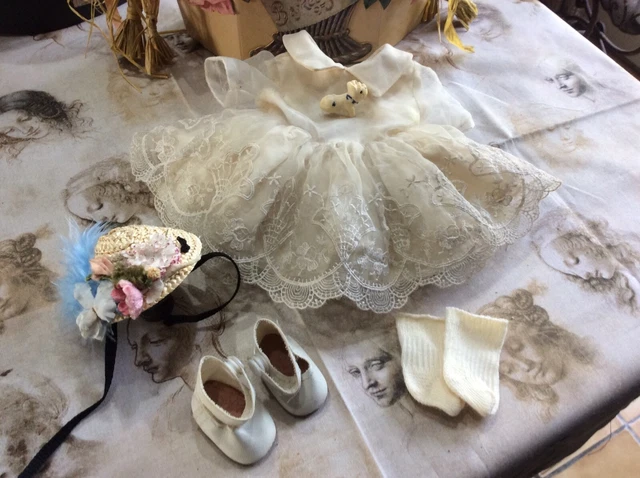 Petite robe ancienne de poupée avec petits accessoires