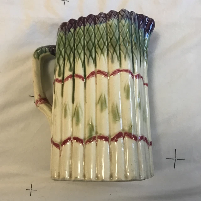 Ancien pichet en barbotine asperges
