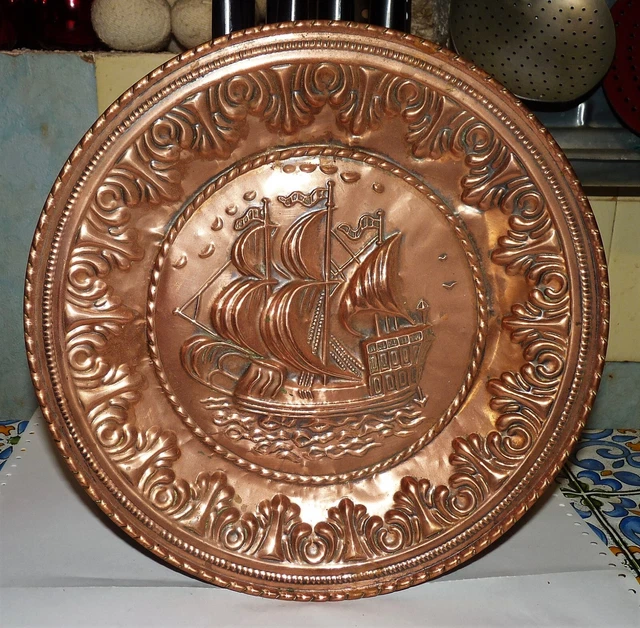 VINTAGE BELLE ASSIETTE EN CUIVRE REPOUSSE SCENE MARINE BATEAU VOILIER EN MER  Di