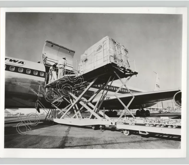 TWA Ground Crew Loads AIR CARGO Into BOEING 747 Aviation 1970s Press Photo