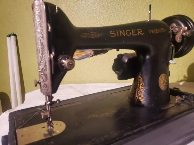 Singer 1941 Vintage Sewing Machine Electric 66-16 W/Case 1941 Great For Leather