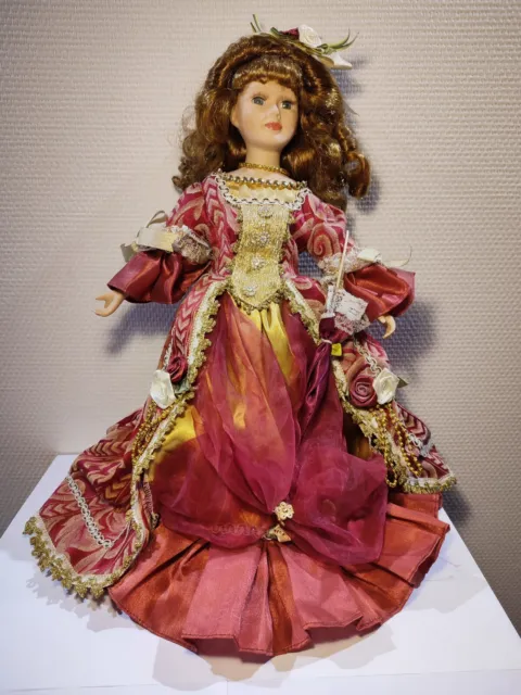 Ancienne jolie poupée en porcelaine, Grande robe rouge 2