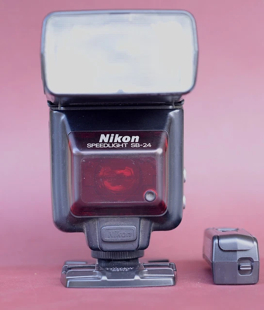 Nikon Flash speedlight SB 24 en bon état avec accessoire  fonction avec 5 piles.