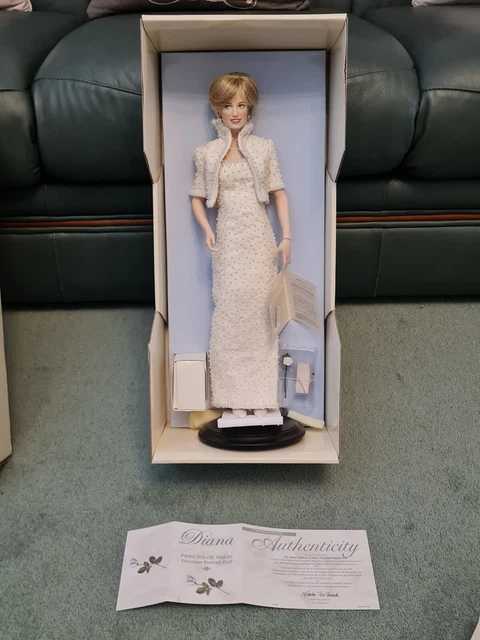 FRANKLIN MINT - Diana Princess Of Wales Porcelain Portrait Doll In Box