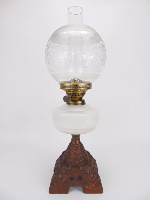 Antigua lámpara de aceite dúplex de hierro fundido Art Nouveau, fuente de vidrio de leche y tono grabado 3