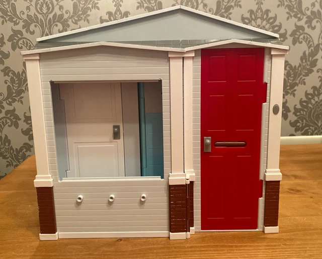 MATTEL BARBIE TOTALLY Real Family Fold Up Doll House 2005 40.00