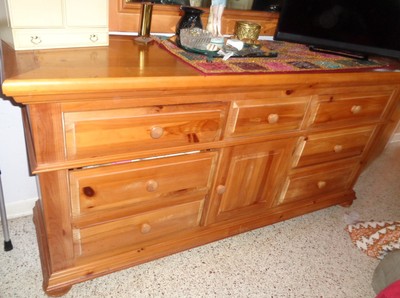 Queen Size Broyhill "Fontana" Bedroom Set, Pine Finish, Dresser, Mirror, Bed +++ 8