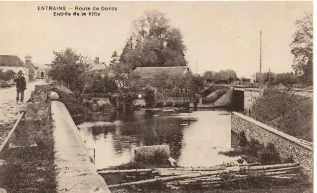 CPA de Entrains (58 Nièvre), Route de Donzy, animée, années 1910