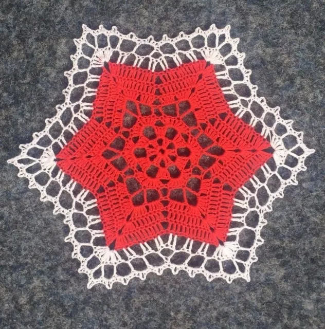 kleines Häkeldeckchen in rot-weiß 21 cm Durchmesser Handarbeit