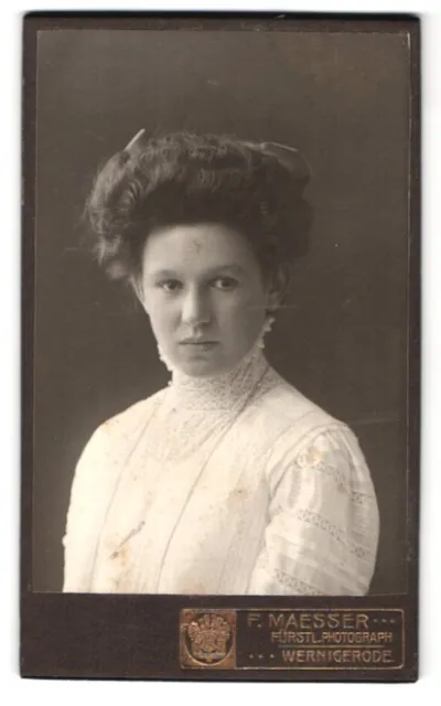Fotografie F. Maesser, Wernigerode, Portrait junge Dame mit moderner Frisur
