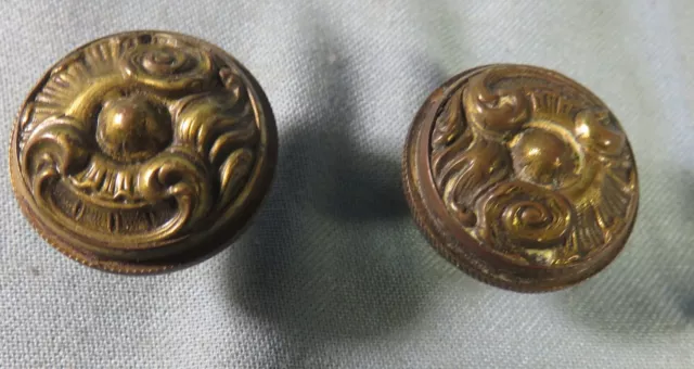 2 ANCIENS BOUTONS de TIROIRS IDENTIQUES, en BRONZE ..