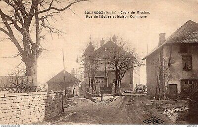 S3978 cpa 25 Bolandoz - Croix de la Mission, rue de l'Eglise et maison Commune