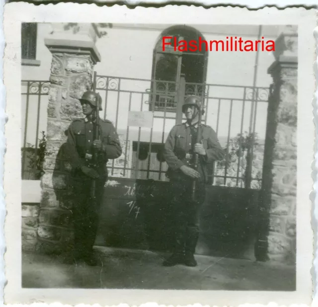 Photo allemande guerre WW2 -- 2 soldats allemands casqués Polizei élite