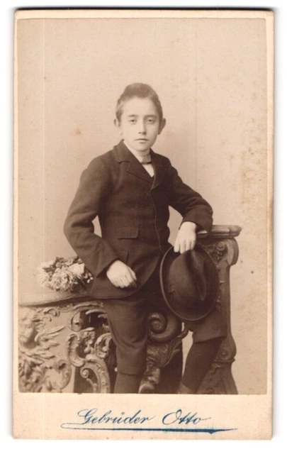 Fotografie Gebrüder Otto, Oranienburg, Berliner Straße 15, Knabe im feinen Zwir