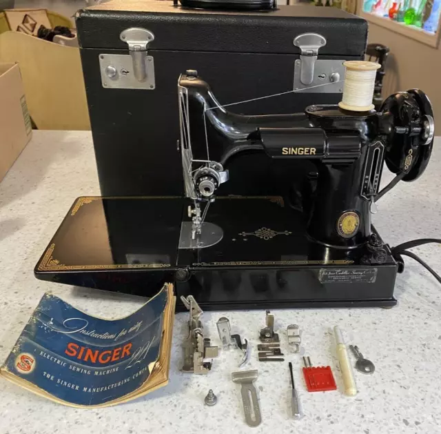 1951 SINGER FEATHERWEIGHT 221 Sewing Machine AK618171 w/ Case Key & Accessories