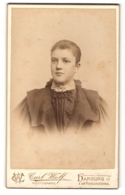 Fotografie Carl Wolf, Harburg a. E., Portrait wunderschöne junge Frau mit Brosc
